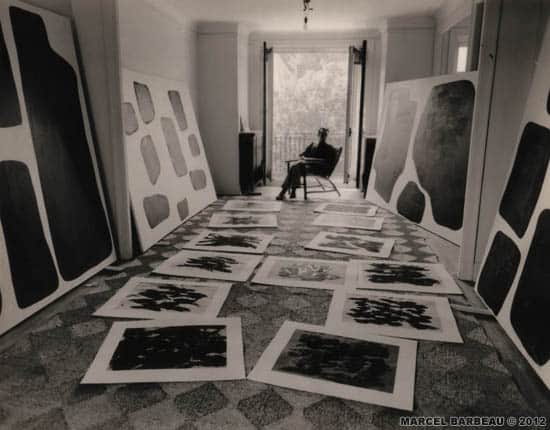 Auteur :Max. John   Date : 01/04/1961 Marcel Barbeau dans sa chambre-atelier de la rue Mont Royal, vers 1960. Photo John Max pour Marcel Barbeau.